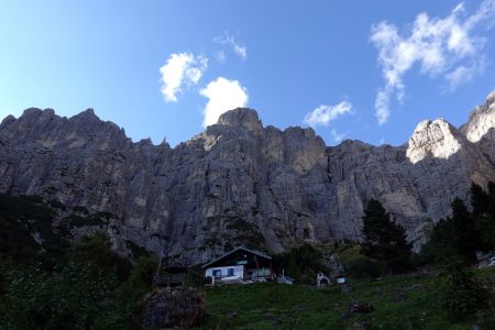 Spíme na chatě Rifugio 7° Alpini